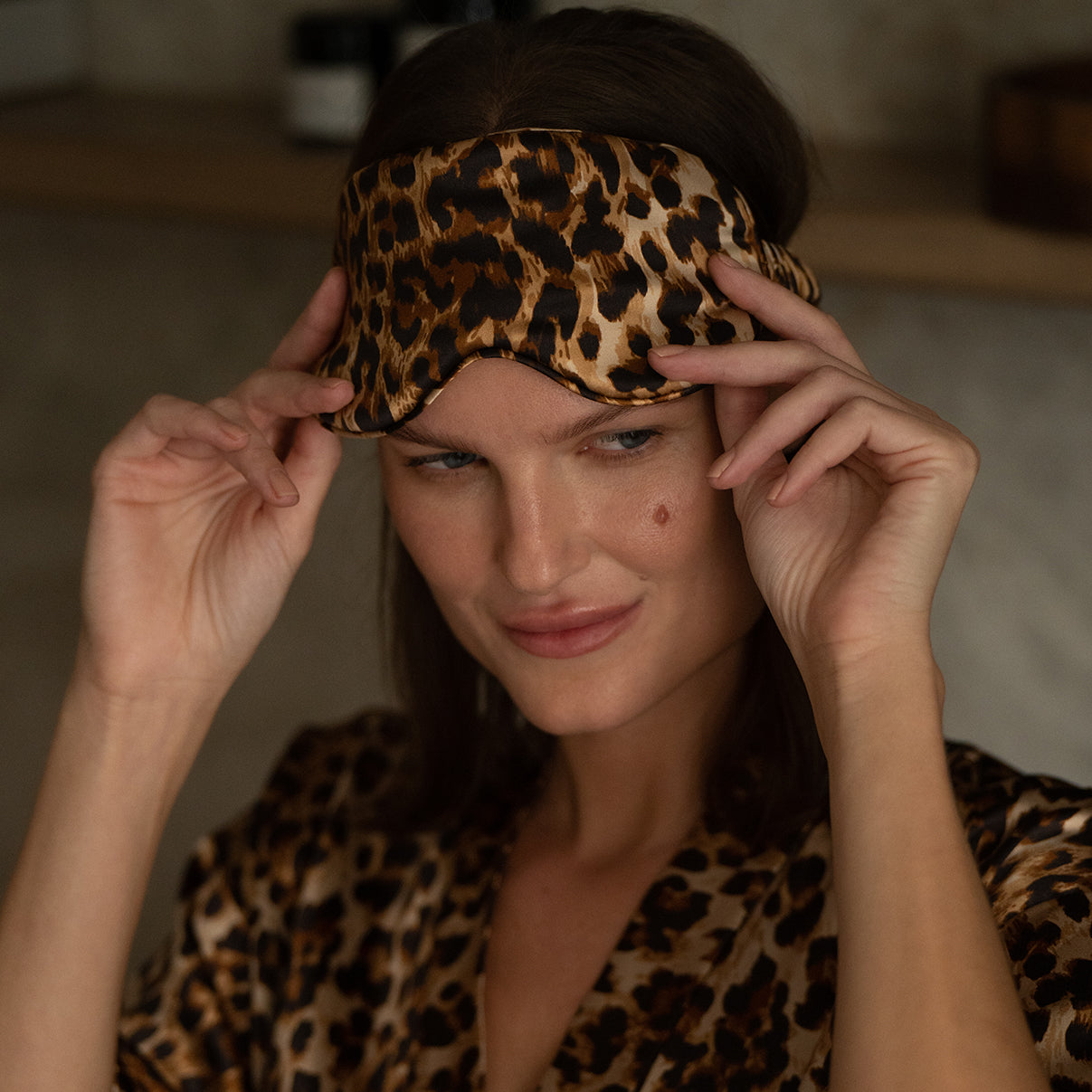 Silk eye mask 25 momme mulberry silk in Leopard print, for better sleep your comfort and beauty while travelling