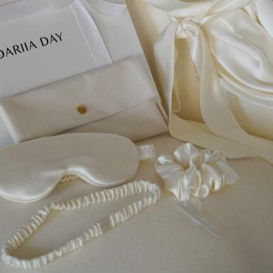 Dariia Day Bridal Luxury Set, featuring a silk robe, eye mask, scrunchie, headband, and velvet pouch, displayed alongside the gift box